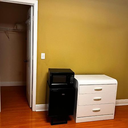 Spotless Guest Room With Shared Bathroom Орландо Экстерьер фото