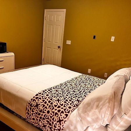 Spotless Guest Room With Shared Bathroom Орландо Экстерьер фото